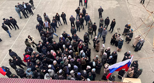 Жители села Цветковка в Кизлярском районе Дагестана вышли на акцию протеста. Фото: https://chernovik.net