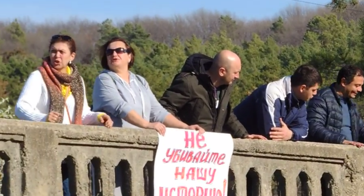 Кавказский Узел | Мост в Цхинвале снесен вопреки протестам активистов