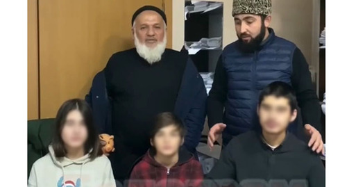 Несовершеннолетние дети, которые угрожали выпрыгнуть из окна, со своим дедушкой и местным имамом. Калининградская область. Скриншот видео .https://t.me/chp_kavkaz/11707
