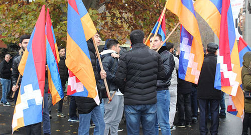 Участники акции с флагами Нагорного Карабаха. Ереван. Фото Тиграна Петросяна для "Кавказского узла"