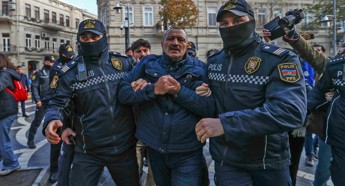 Тофиг Ягублу (в центре) во время задержания. Фото Азиза Каримова для "Кавказского узла"