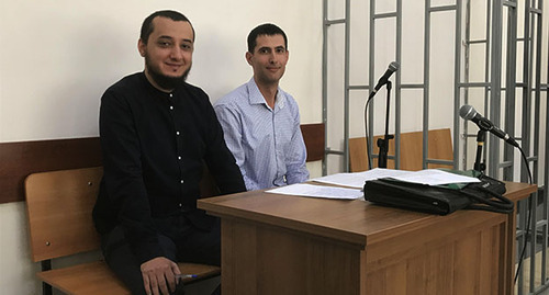 Батраз Мисиков (слева) и адвокат Агубе Галуев. Фото Марии Абайти для "Кавказского узла"