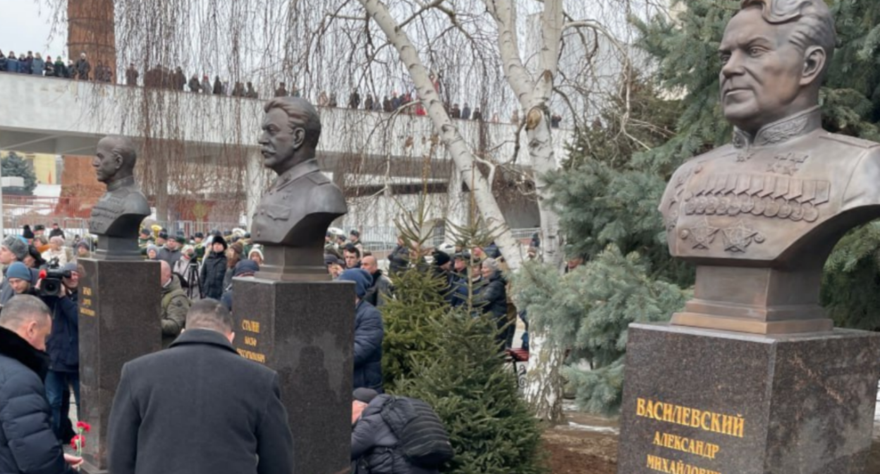 Кавказский Узел | Бюст Сталина открыт в Волгограде на фоне споров о  переименовании города