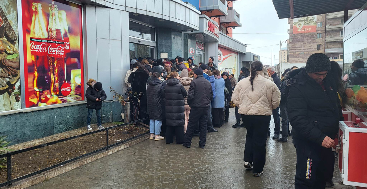 Жители Степанакерта на улицах города. Фото Алвард Григорян для "Кавказского узла"