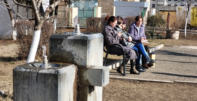 Женщины на улице в Степанакерте, фото: Алвард Григорян для "Кавказского узла"