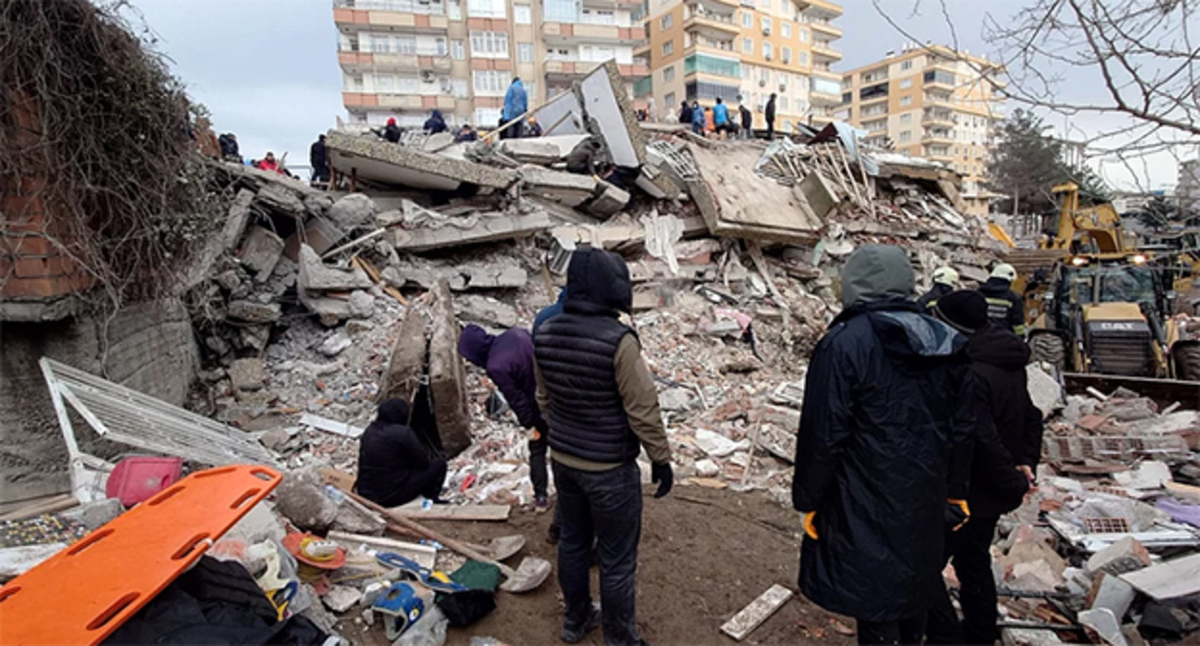 Землетрясение в Турции. Фото: VOA. https://www.voaturkce.com/a/izmir-deprem-bolgesine-yardim-seferberligi/6949935.html https://ru.wikipedia.org