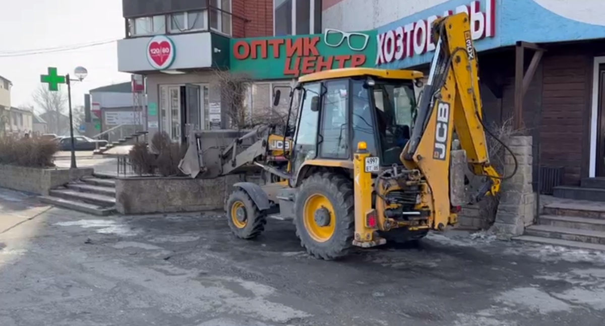 Демонтаж входной группы здания в Махачкале. Кадр видео из телеграм-канала Ризвана Газимагомедова https://t.me/rizvangazimagomedov/1061