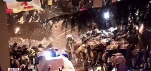 Столкновения силовиков и протестующих у парламента Грузии. Стоп-кадр видео "Мтавари Архи" от 07.03.23.