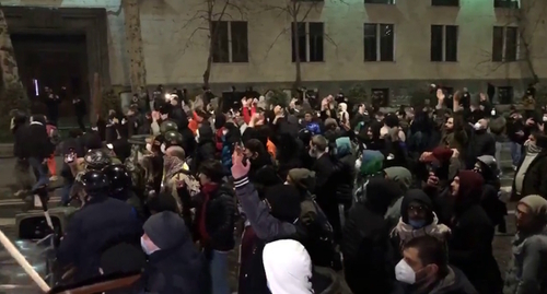 Протестующие на проспекте Руставели, стоп-кадр видео https://t.me/smirusnews/29585