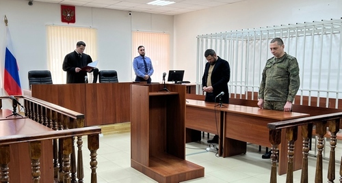 Один из подсудимых в зале суда. Фото: пресс-служба Грозненского гарнизонного военного суда http://gvs.chn.sudrf.ru/modules.php?name=press_dep&op=51&gid=51