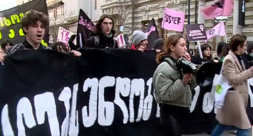 Участницы марша в Тбилиси. 3 апреля 2023 г. Скриншот видео https://rustavi2.ge/ka/news/252545