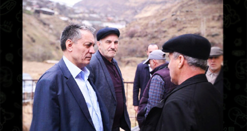 Абдурахман Махмудов (cлева) общается с жителями села Ассаб Шамильского района Дагестана. Скриншот https://t.me/pravitelstvord/8761