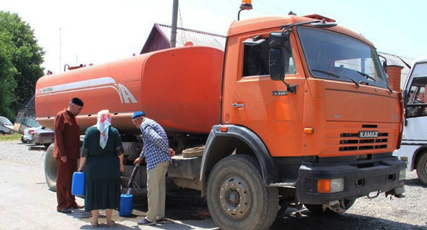 Жители Ингушетии набирают воду из водовоза. Фото: https://gazetaingush.ru/municipalitet/vlasti-karabulaka-starayutsya-minimizirovat-posledstviya-ot-pereboev-s-vodosnabzheniem