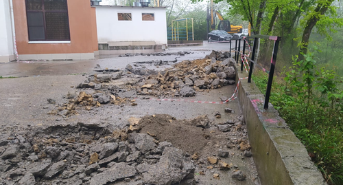 Последствия оползня во дворе дома в Сочи, фото: К Романова для "Кавказского узла"