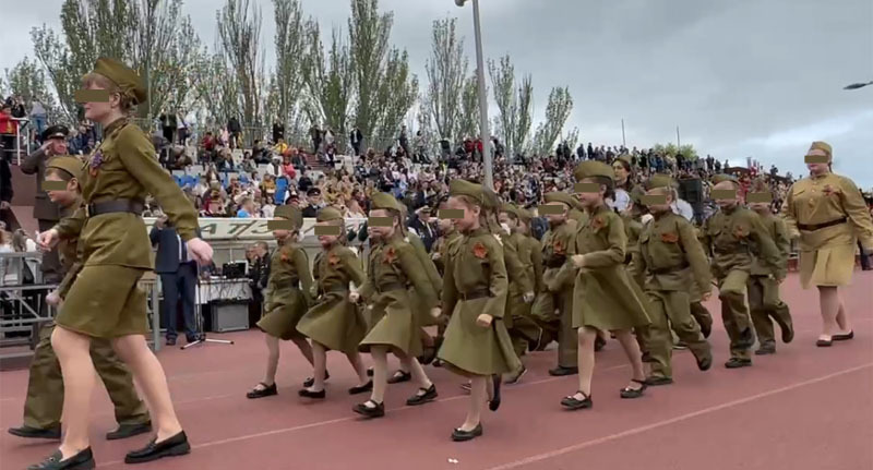 Военный парад в Ейске с участием воспитанников детсадов. Стопкадр из видео в Telegram-канале главы Ейского района Романа Бублика https://t.me/BublikRomanEisk/3219