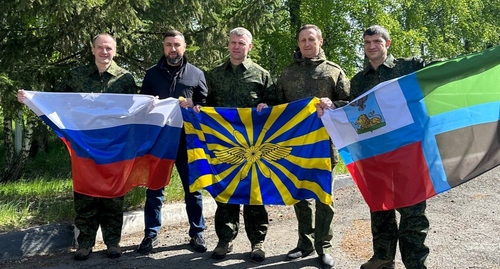 Шамсаил Саралиев (второй слева) с военнослужащими. Фото из телеграм-канала депутата Саралиева https://t.me/saraliev/1036