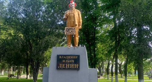 Памятник Ленину после атаки вандалов, фото: "Протокол.Краснодар", https://t.me/protokol_band/2839
