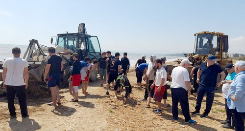 Жители Карабудахкентского района убирают мусор с берега Каспийского моря. Скриншот публикации https://vk.com/wall-74219800_1947631