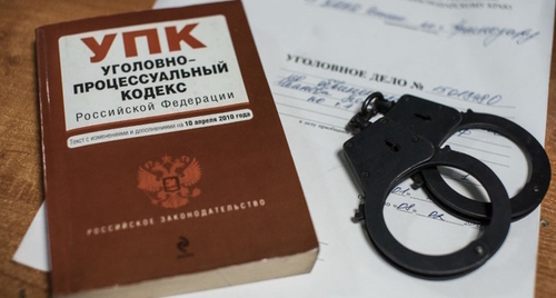 Уголовный кодекс и наручники, фото: Елена Синеок, "Юга.ру"