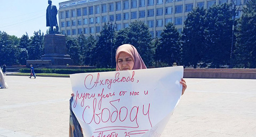 Жительница Дагестана провела одиночный пикет в Махачкале, потребовав освободить ее брата. Фото: https://t.me/chernovik/53767