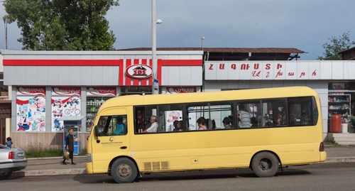 Автобус в Степанакерте фото: Marcin Konsek, https://en.wikipedia.org/wiki/File:2014_Stepanakert,_Autobus_na_przystanku_autobusowym.jpg