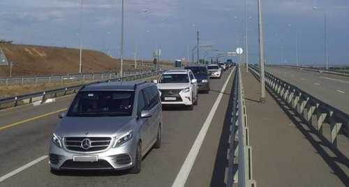Автомобили в пробке перед Крымским мостом. 1 июля 2023 года. Фото: оперштаб Краснодарского края https://t.me/s/opershtab23/7154