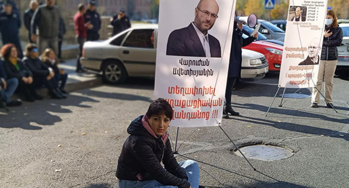 Участники акции в поддержку Варужана Аветисяна. Ереван, ноябрь 2022 г. Фото: https://www.facebook.com/photo/?fbid=503499238476375&set=pcb.503499255143040, * деятельность компании Meta (владеет Facebook, Instagram и WhatsApp) запрещена в России.