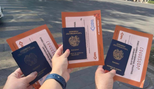 Паспорта граждан Армении с сертификатами о поставленных под инициативой HayaVote подписями. Фото Армине Мартиросян для "Кавказского узла".