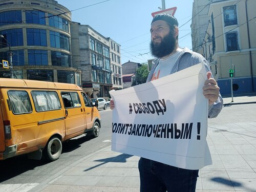Идрис Юсупов в одиночном пикете. Махачкала, 17 июля 2023 г. Фото: Телеграм-канал "Черновик"