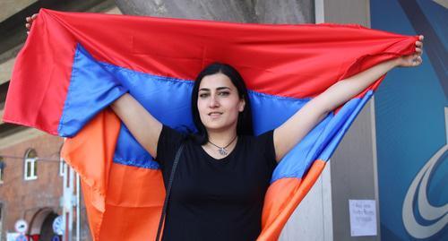 Девушка с армянским флагом. Фото Тиграна Петросяна для "Кавказского узла"