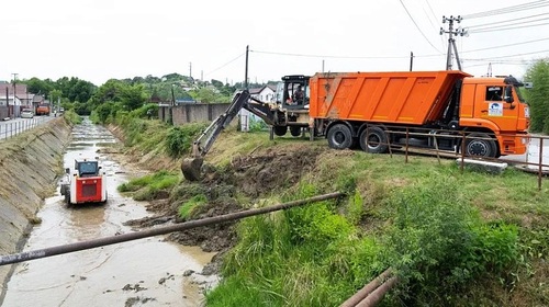 Расчистка канала в Мирном. Фото: администрация Сочи