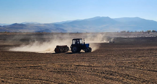 Трактор в поле. Фото: https://newsarmenia.am/news/nagorno_karabakh/azerbaydzhantsy-strelyali-po-mirnym-grazhdanam-v-artsakhe-mvd/