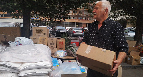 Активист с продуктами гуманитарной помощи. Ереван, 25 июля 2023 г. Фото Армине Мартиросян для "Кавказского узла"