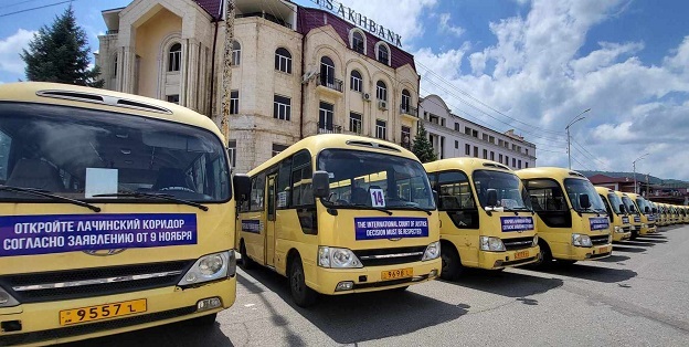 Автобусы на площади Возрождения в Степанакерте, 3 августа 2023 года. Фото Алвард Григорян для "Кавказского узла".