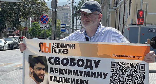 Магомед Магомедов в одиночном пикете в поддержку Абдулмумина Гаджиева. Фото: Телеграм-канал "Черновик"