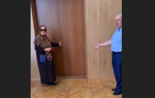 Буйнакские активисты у закрытой двери.  Стоп-кадр видео из Telegram-канала "Черновик" от 11.08.23, https://t.me/chernovik/57494.