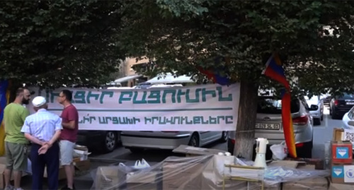 Активисты возле офиса ООН в Ереване. Скриншот видео https://www.youtube.com/watch?v=MUUR9jcz9CE