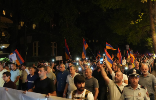 Шествие сторонников НДП.Силовики на акции протеста в Ереване.  Фото от 24.08.23 из Facebook НДП (деятельность компании Meta, владеющей Facebook, запрещена в России).