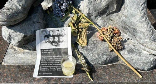 Стихийный мемориал погибшим летчикам, фото: https://rostovgazeta.ru/news/2023-08-28/esche-odin-stihiynyy-memorial-poyavilsya-v-rostove-3024458?ysclid=llvyajuafz920690721 