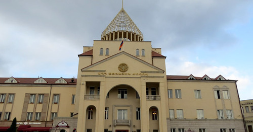 Здание парламента Нагорного Карабаха в Степанакерте. Фото Армине Мартиросян для "Кавказского узла"