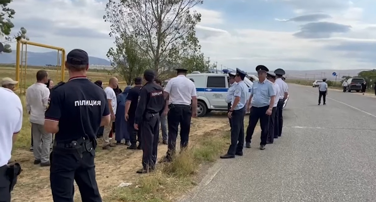 Сотрудники полиции на месте акции протеста в Кумторкалинском районе. Кадр видео "Кавказского узла" https://www.youtube.com/watch?v=7D9j_LsRt_g