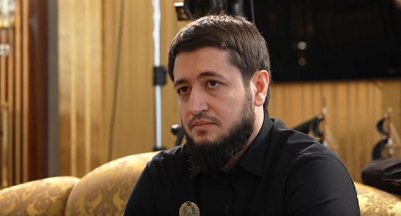 Адам Алханов. Стоп-кадр из видео https://t.me/RKadyrov_95/3969