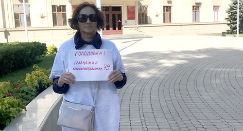 Людмила Гуслякова проводит голодовку в Краснодаре около здания администрации Краснодарского края. Фото Евгении Стрижковой