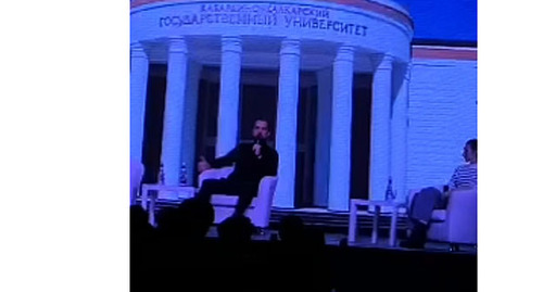 Представитель Кабардино-Балкарского университета на встрече заявляет о запрете на намазы в здании вуза. Скриншот видео Telegram-канал kavkaz_leakbez.