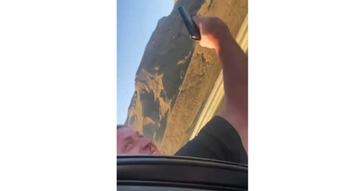 Видео стрельбы из движущейся машины на дороге. Скриншот видео https://t.me/russia_astrakhan/9532