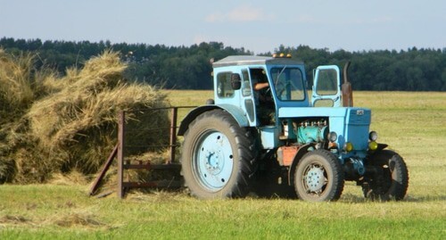 Трактор в поле, кадр из видео https://www.youtube.com/watch?v=qp-L3PCV2LU