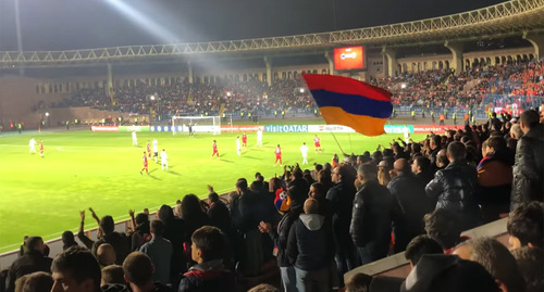 Футбольные фанаты на стадионе во время матча Армения – Уэльс. Кадр из видео https://www.youtube.com/watch?v=H1gtgMsiIbc