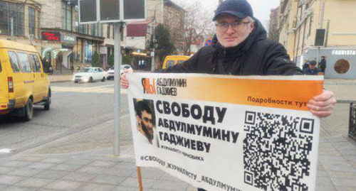 Магомед Магомедов на одиночном пикете в Махачкале. 11 декабря 2023 года. Фото: Телеграм-канал "Черновик"