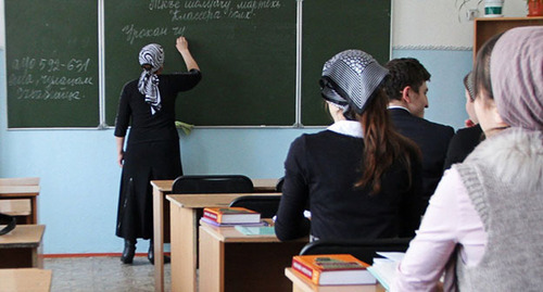 Учительница в школьном классе. Фото: mahachkala.net.ru