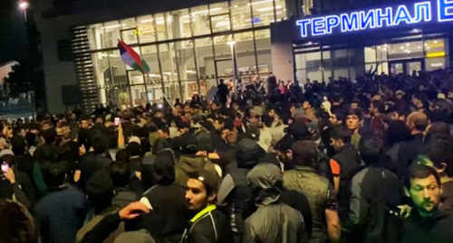 Акция протеста в Махачкале. Фото: https://kuz-news.ru/v-mahachkale-neskolko-soten-chelovek-sobralis-na-akciju-protesta-u-ajeroporta/